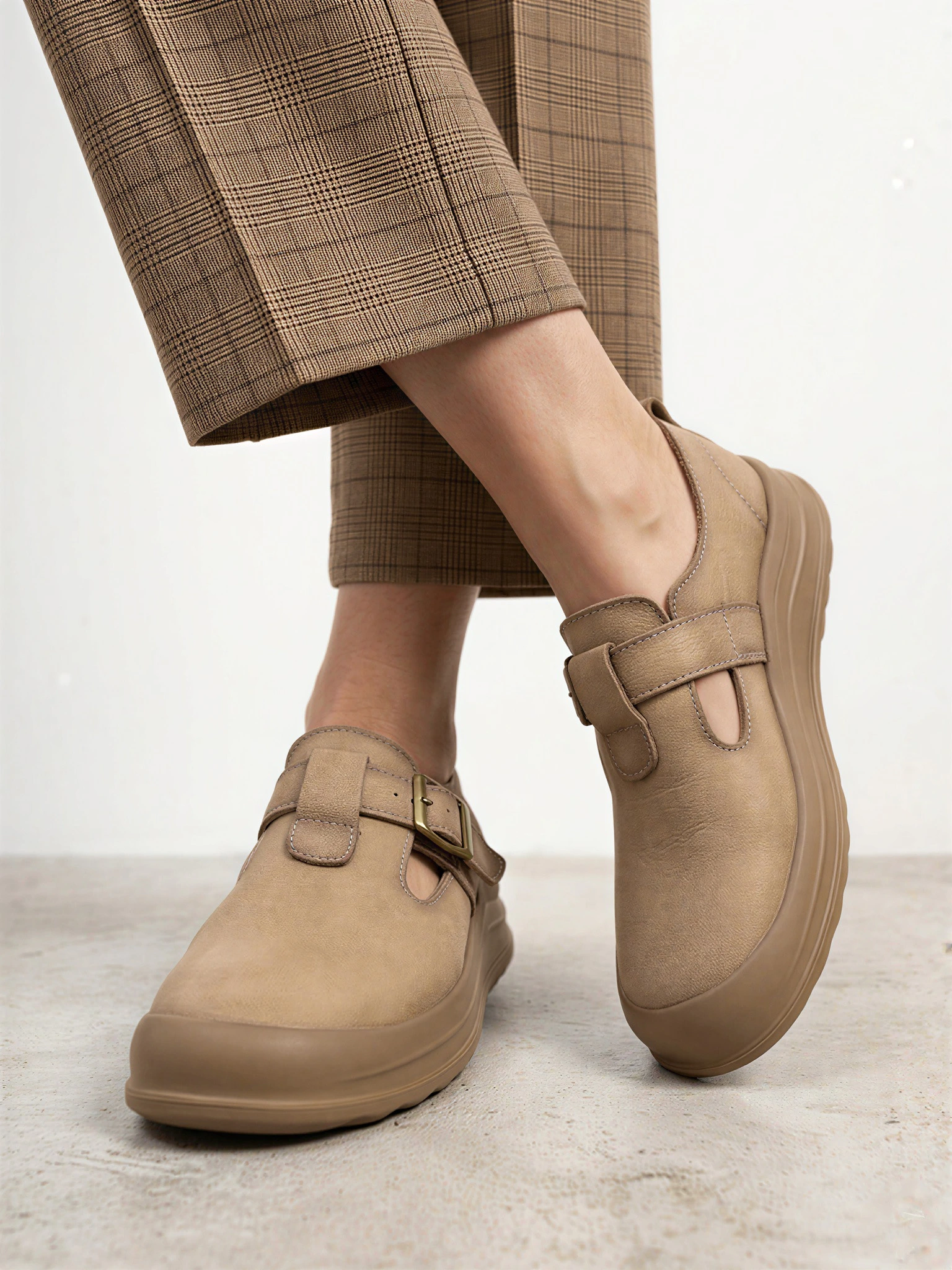 Туфли бежевого цвета из натурального нубука с застежкой ремешок